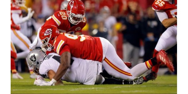 Les Chiefs de Kansas City et les Raiders de Las Vegas souffrent d'insuffisances défensives Les Chiefs de Kansas City et les Raiders de Las Vegas souffrent d'insuffisances défensives
